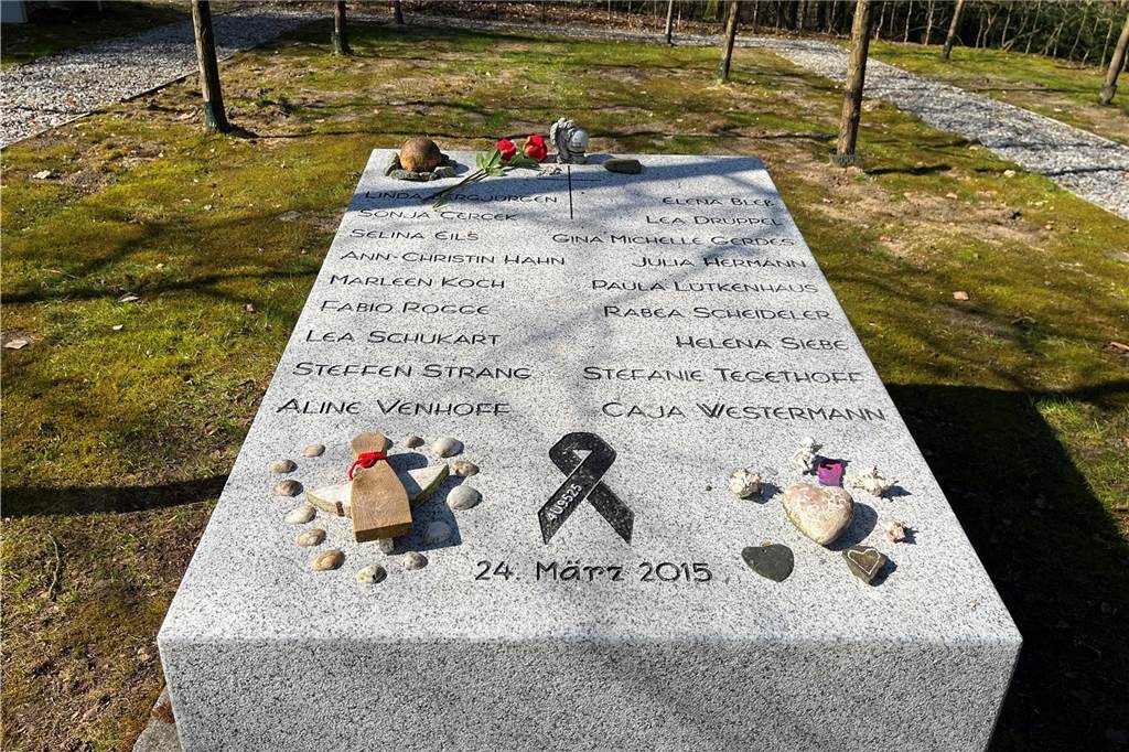 Kunst-Installation an Gedenkstätte als „Zeichen der unendlichen Liebe“ Die Gedenkstätte für die Opfer des Germanwings-Absturzes auf dem Sundernfriedhof in Haltern.