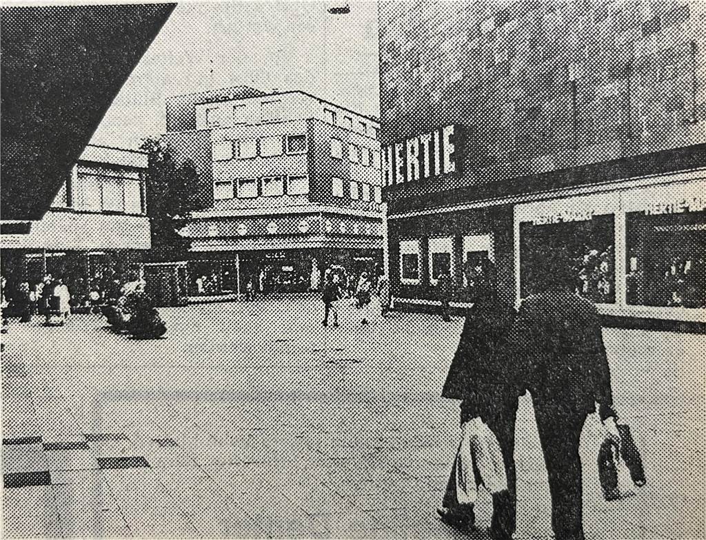 XXX Die Gedenkstätte in der Altstadt wurde 1969 eröffnet, nur vier Jahre bevor dieses Foto gemacht wurde. Nicht erinnert mehr an die Fachwerkhäuser, aus der Gasse ist eine Einkaufsstraße geworden.