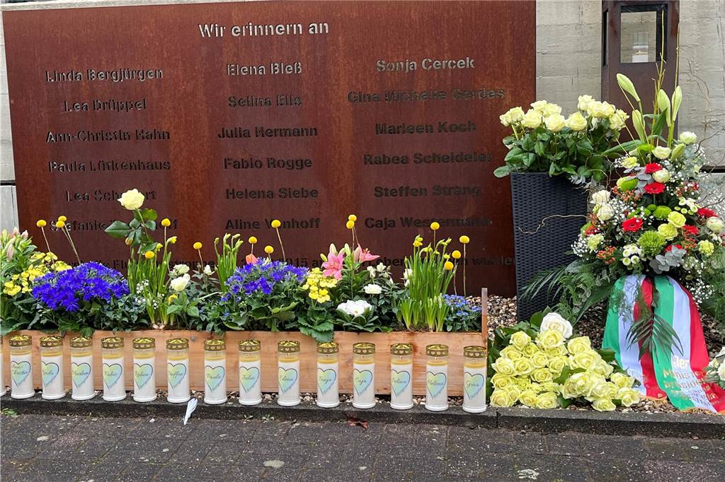 Zehn Jahre nach dem Flugzeugabsturz: „Trage meine Tochter im Herzen“ Kerzen und Blumen an der Gedenkstätte für die Opfer des Germanwings-Absturzes in Haltern.