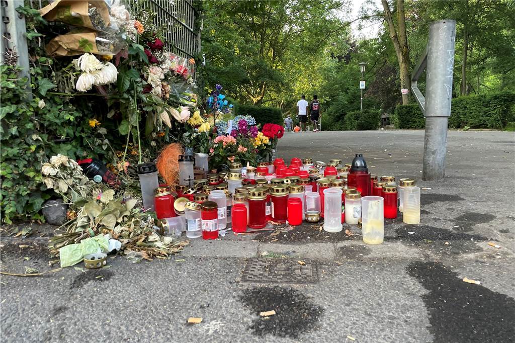 Dortmunds spektakulärste Verbrechen in 2021 – und was aus den Fällen wurde Die Gedenkstelle für den am 12. Juni getöteten 21-Jährigen am Eingang zum Westpark.