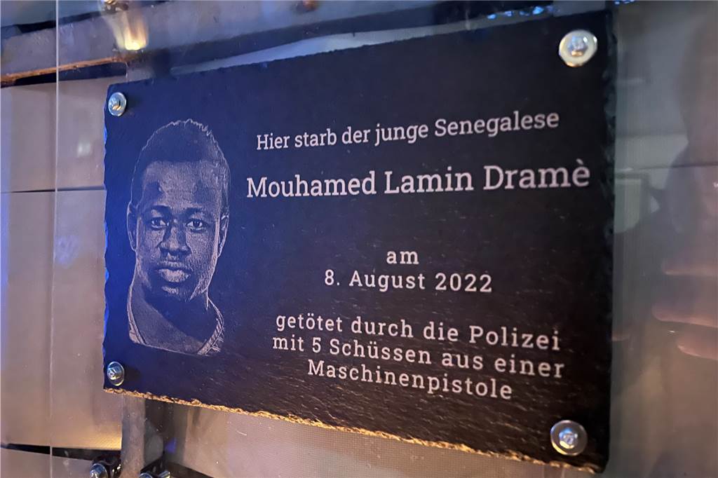 Gedenken an Mouhamed D.: Tafel am Tatort erinnert an tödliche Schüsse Eine Gedenktafel
