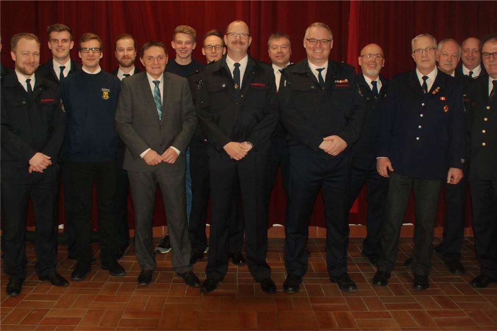 Freiwillige Feuerwehr Nordkirchen: Südkirchener Löschzug hat einen neuen Löschzugführer Die geehrten und beförderten Kameraden zusammen mit Bürgermeister Dietmar Bergmann, Manfred Schäper und Kreisbrandmeister Christoph Nolte.
