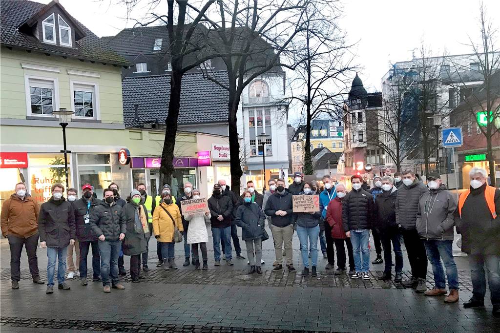 Neues Montagsritual: Je 40 „Spaziergänger“ und Gegendemonstranten unterwegs Die Gegendemonstranten - nach Polizeiangaben rund 40 Personen - trafen sich auf dem Postplatz.