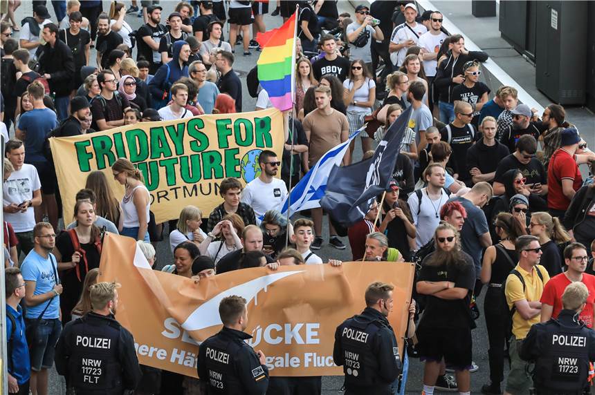 Neonazi-Demo und Gegenprotest in der City - so verlief der Abend Die Gegendemonstration hat viele lokale Gruppen zur Katharinentreppe geführt, um gemeinsam gegen die Rechten mobil zu machen.