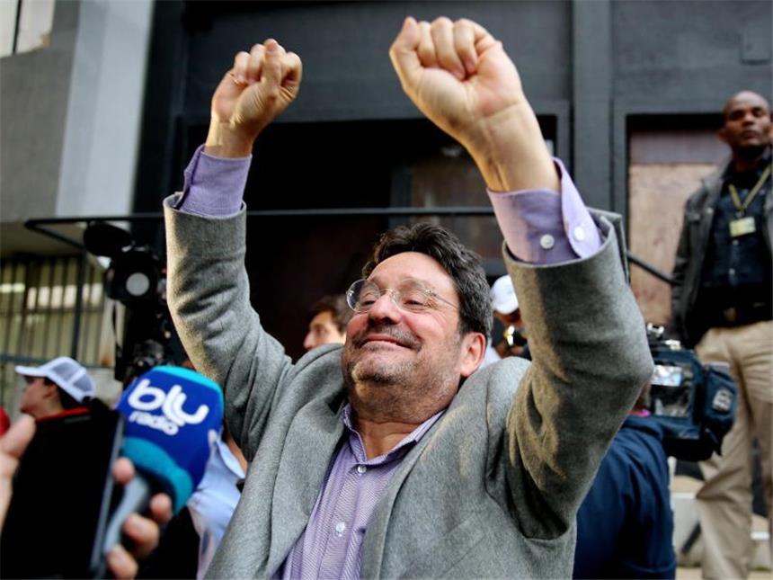 Friedensvertrag in Kolumbien gescheitert Die Gegner des Vertrags jubelten, als sich das Nein abzeichnete - wie hier der ehemalige Vizepräsident Francisco Santos. Foto: Leonardo Munoz