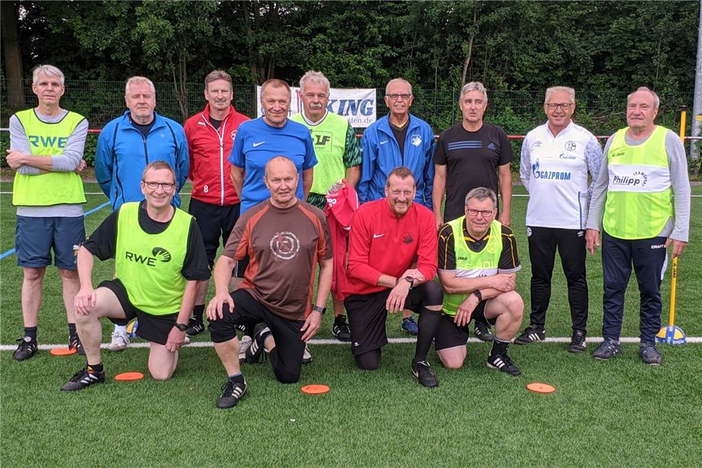 Die Gehfußballer des SuS Merklinde mit Peter Kolmsee (2.v.r.).