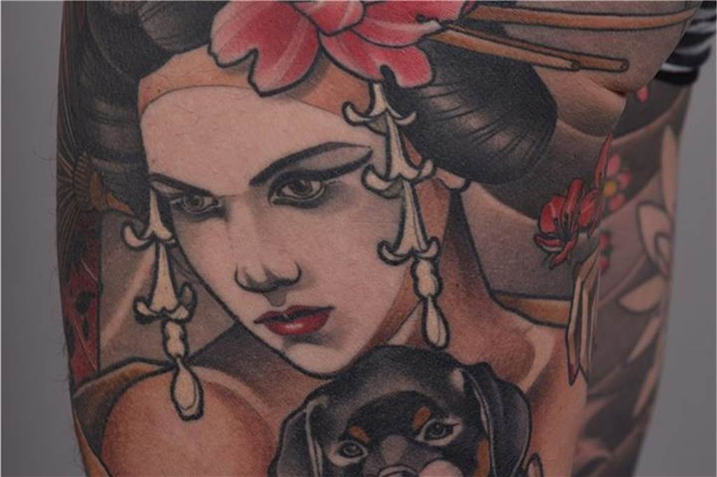 Gronauer Jens Scheithauer ist auf dem Weg zum Ganzkörpertattoo Die Geisha mit Welpe „Kim“