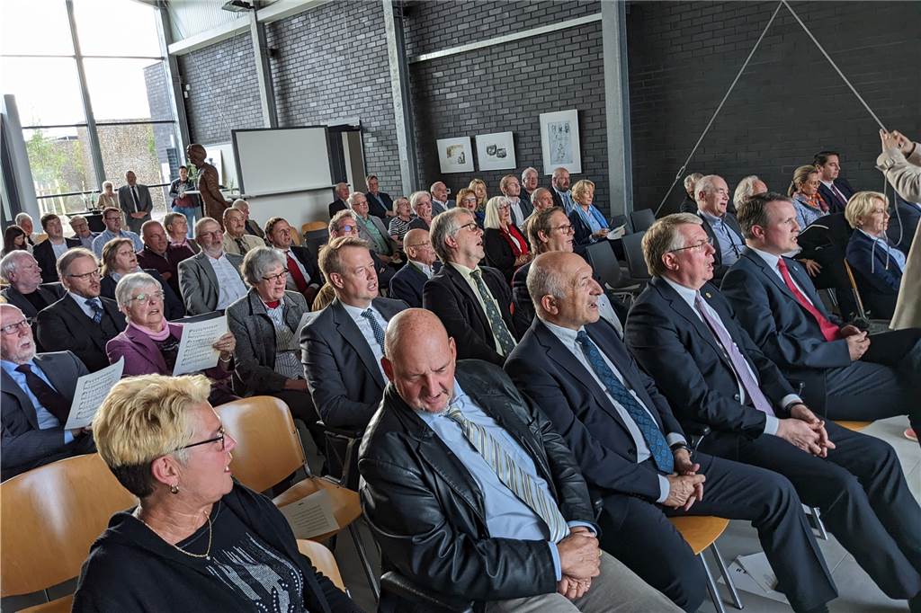 Vor 25 Jahren Mahnwache an der Zeche in Dorsten: Viele Erinnerungen Die geladenen Gäste im Tisa-Archiv