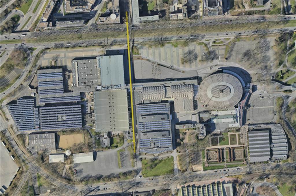 „Schwarz-gelbes Band“ zum Stadion überspannt Messegelände Die gelb markierte Brücke reicht von der B1 bis zum Stadion - quer über das Messegelände.
