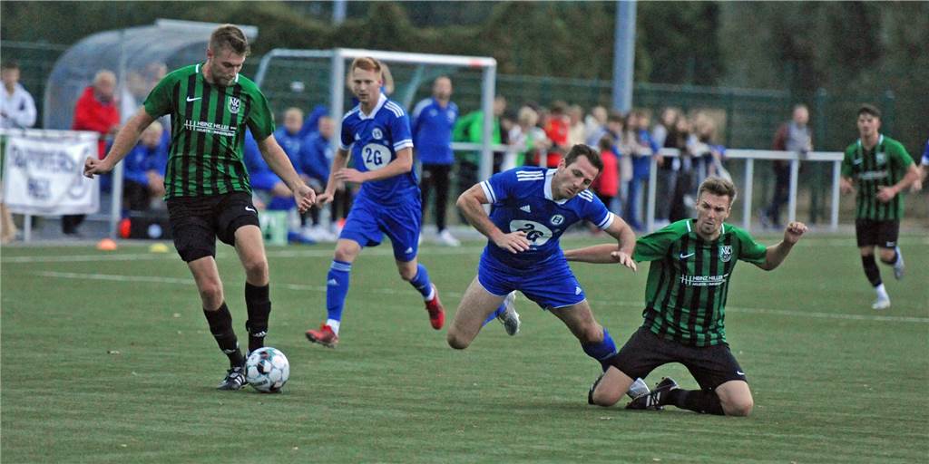 Hitziges Derby in Schöppingen hinterlässt geknickten SV Heek Die Gelb-Rote Karte gegen den Heeker Spielertrainer Rainer Hackenfort (M.), hier gelegt von Antonius Alfert, brachte die Heeker in Bedrängnis.