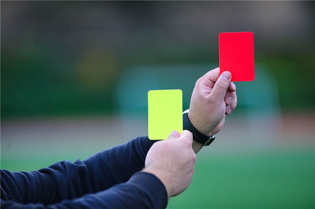 Fußballer könnten bald auch in Westfalen keine Gelb-Rote Karte mehr sehen – Gewalt ein Grund Die Gelb-Rote Karte - sie könnte auch in Westfalen bald der Vergangenheit angehören.