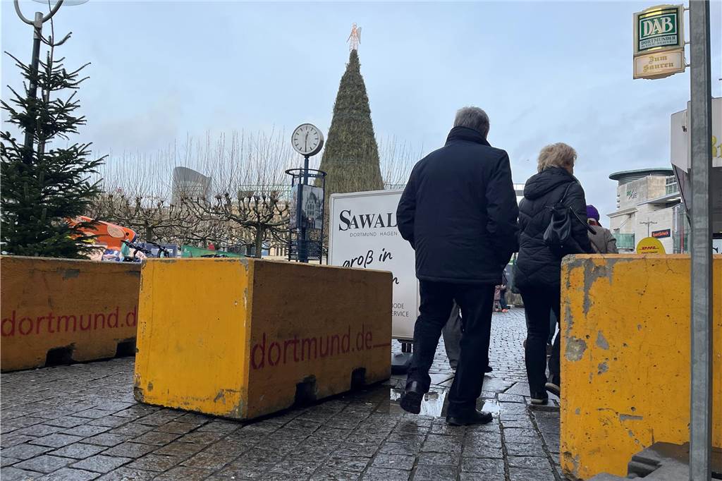 Weihnachtsmarkt Dortmund nach Anschlag in Magdeburg: Polizei im „höchsten Maße sensibilisiert“ Die gelben Betonklötze stehen an allen Zufahrten der Dortmunder Weihnachtsstadt.
