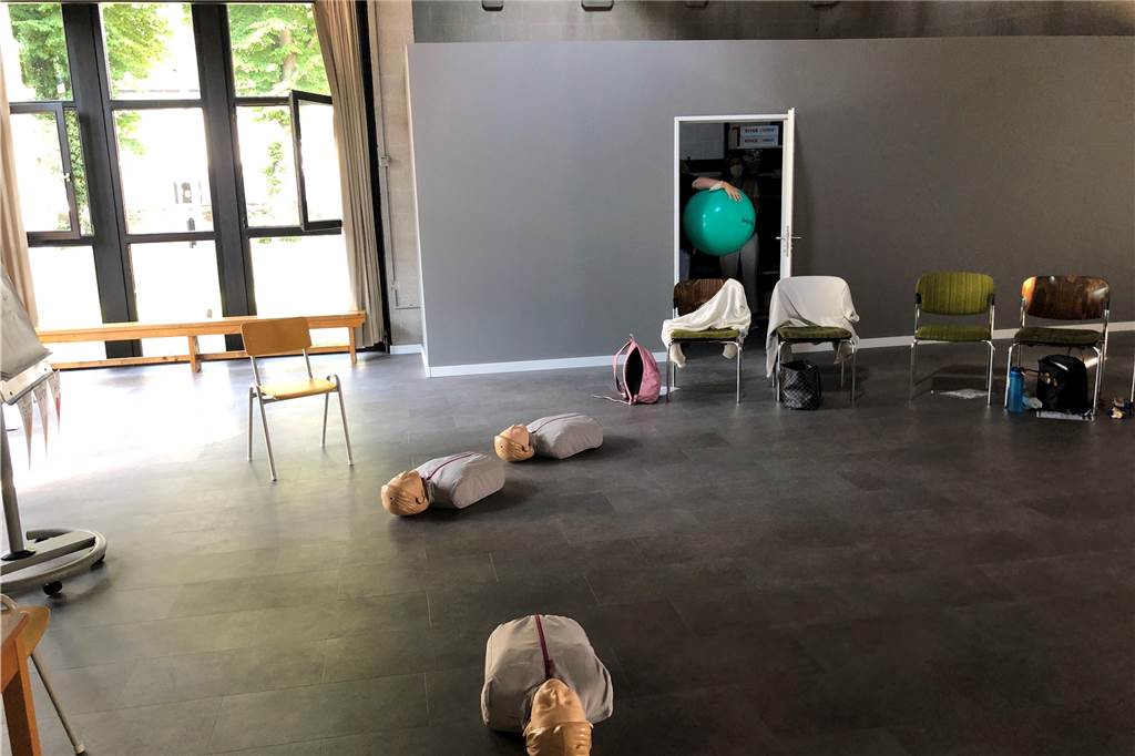 Evangelische Familienbildungsstätte startet Kurse in neuen Räumen Die Gemeinde hat den Saal, in dem sich vormals ein Klavier, Teppichboden und eine Bühne befand, zu einem Raum umgestaltet, in dem auch Sport möglich ist