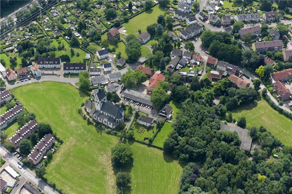 Luftbild mit der Kirche der Gemeinde St. Josef in Kirchlinde und der Widey-Grundschule