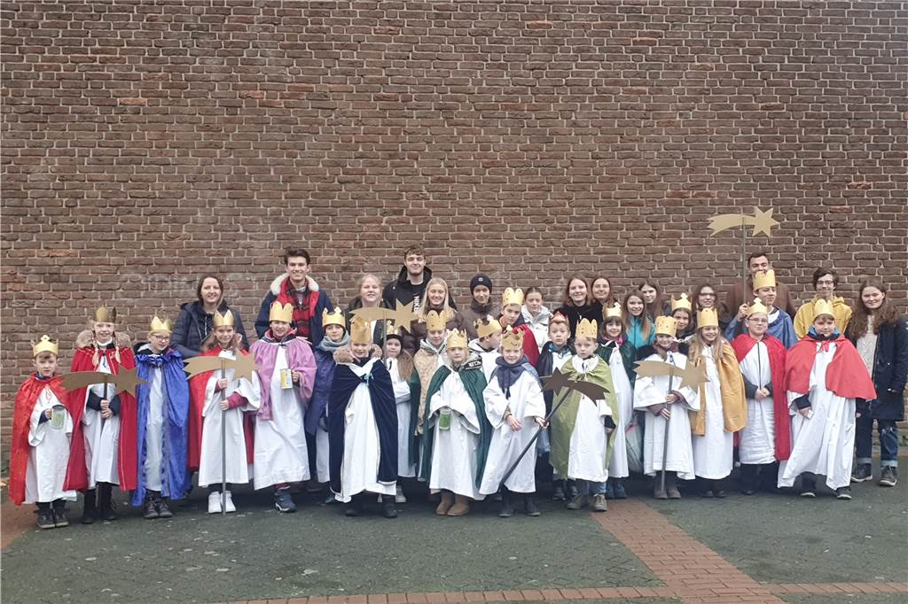 Die Sternsinger mit ihren Betreuern vor der St.-Nikolaus-Kirche