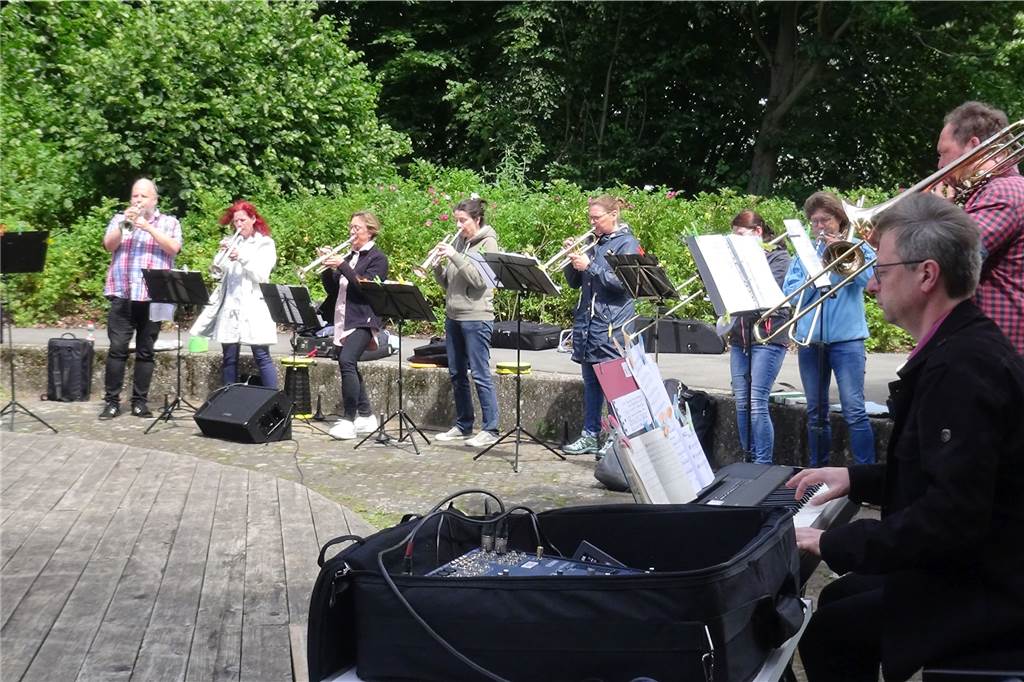 Premiere: Gottesdienst im Amphitheater aller Dorstener Kirchengemeinden Die Gemeinde wurde begleitet vom Posaunenchor der Ev. Kirchengemeinde Hervest-Wulfen unter Leitung von Stephan Hillnhütter und Lukas Czarnuch, Kirchenmusiker von St. Barbara, spielte Piano.