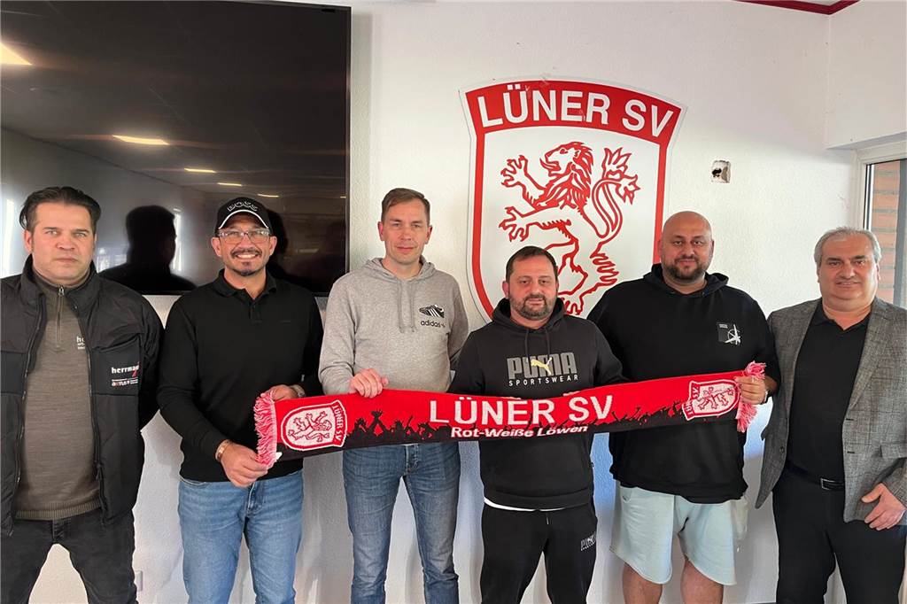 Die gemeinsame Hoffnung auf eine langfristig erfolgreiche Zukunft: Seit dieser Woche übernimmt Giovanni Schiattarella (3.v.r.) das Traineramt beim Lüner SV. Er wird unterstützt von Dennis Wegner (Co-Trainer, links von ihm) und Reza Hassani (Sportlicher Leiter, rechts von ihm).