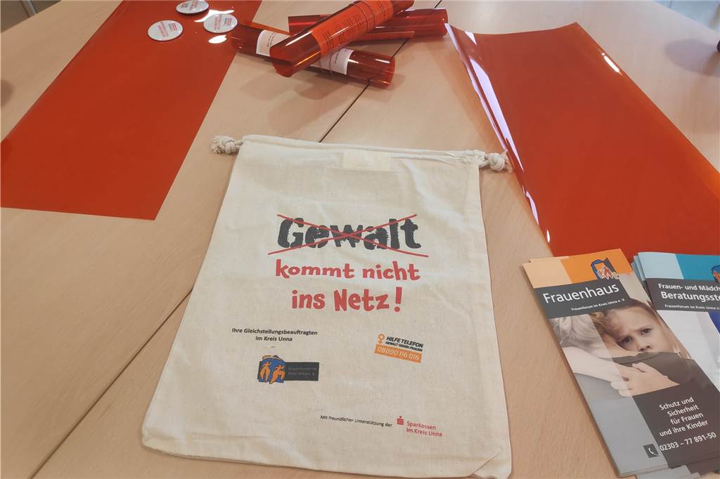 Werne sagt „Nein" zu Gewalt an Frauen Die Gemüsenetze werden auf dem Wochenmarkt verteilt, mit der Folie können auch Werner an der Aktion teilnehmen.