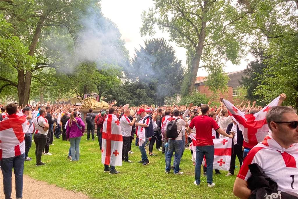 Vor dem Spiel Georgien gegen Türkei feierten die georgischen Fans in Dortmund am Alten Markt und im Westpark, bevor sie geschlossen zum Stadion marschierten und dabei weiterfeierten. Vielen hüllten sich in die georgische Flagge.