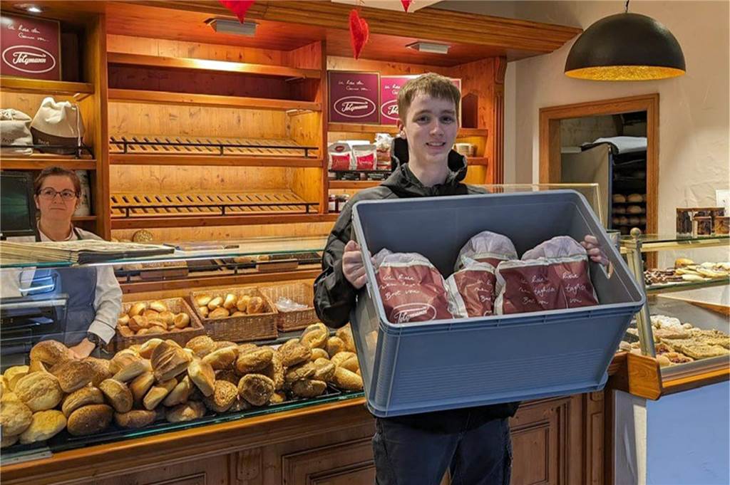 Felix Ickhorn (15) leitet schon seit zwei Jahre einen Brötchenservice Die gepackten Brötchen-Tüten holt Felix sonntagsmorgens bei Telgmann ab.