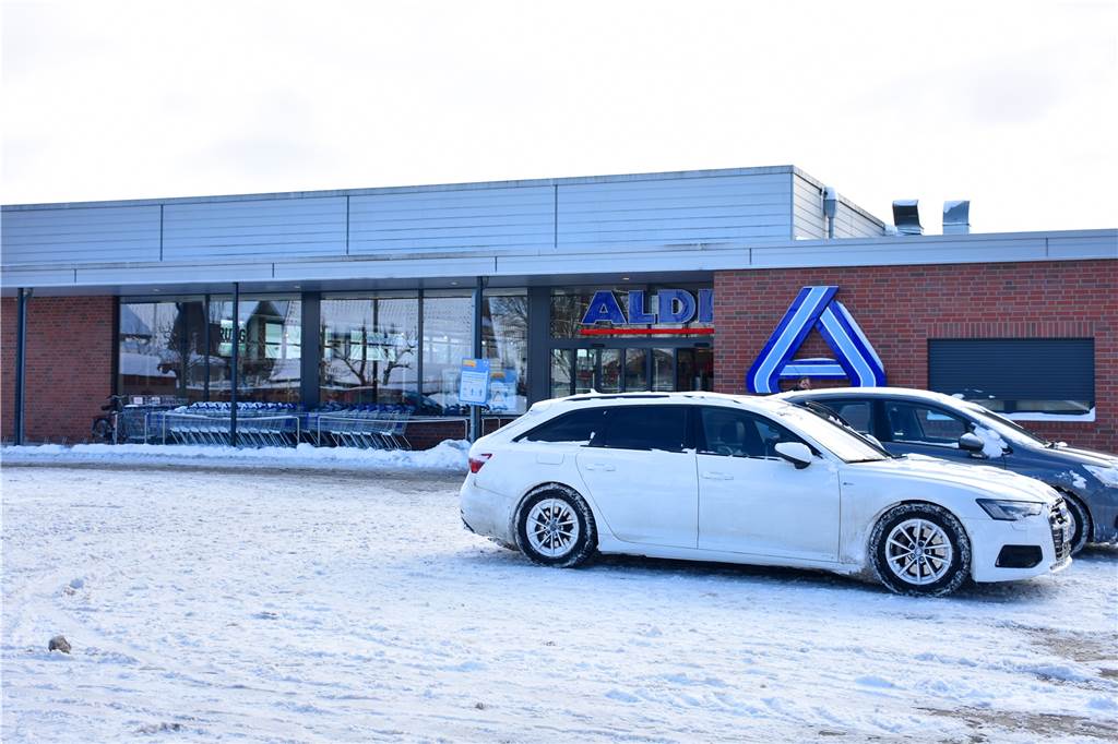Neue Planung: Aldi-Erweiterung an der Fustingstraße nimmt weiteren Anlauf Die geplante 400 Quadratmeter große Erweiterung wird auf dem bisherigen Parkplatz gebaut. 36 neue Parkplätze wurden auf einem benachbarten Grundstück bereits angelegt.