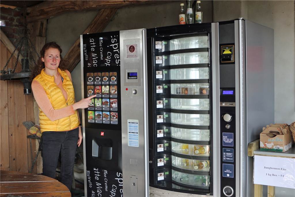 Frische Eier aus mobilen Ställen: Höfe in Oeding setzen auf regionale Produkte Die gerade bei Radfahrern bekannte Rasthütte wird durch das Angebot regionaler Produkte abgerundet. Selbst einen Automaten mit Heißgetränken kann Anja Reining präsentieren.