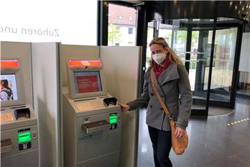 Die Geräte des SB-Bereichs der Sparkasse an der Kreisstraße sind jetzt wieder zugänglich, nachdem Umbaumaßnahmen notwendig waren.