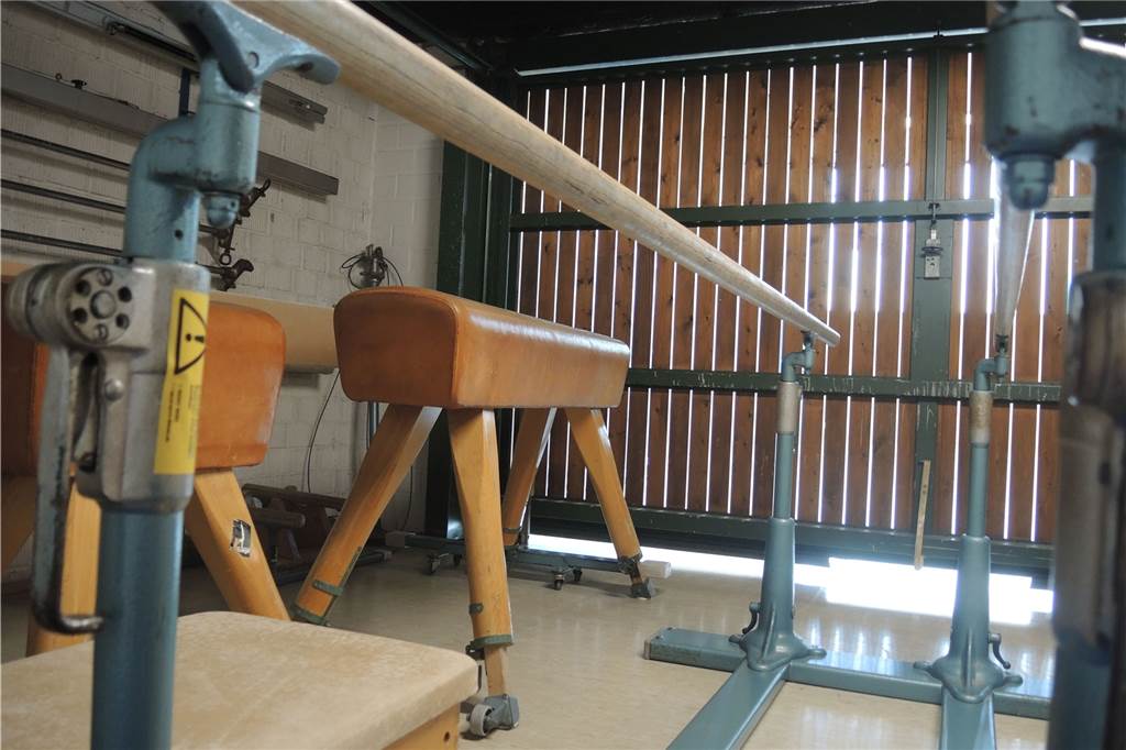 In der Turnhalle an der Lessingstraße stehen Sportgeräte, aber keiner darf sie nutzen Die Geräte müssen in der Garage bleiben.
