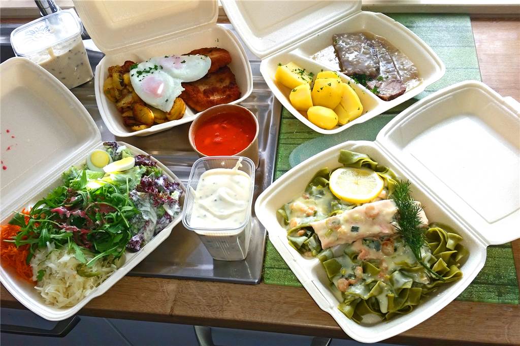 Gasthaus Schwering: Alte Traditionen und frische Ideen aus Dömern Die Gerichte sind zum Transport in Plastikboxen und Pappe verpackt.
