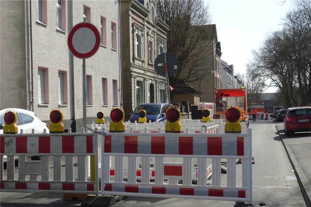 Zwei Tagesbrüche: Verkehrsreiche Dortmunder Straße komplett gesperrt Die Germaniastraße musste gesperrt werden. Wie lange das so bleibt, ist noch offen.