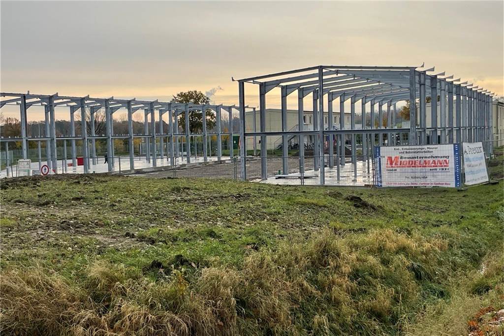 Bauarbeiten am Heidekrug: Stadt lässt Wohnungen für Flüchtlinge umbauen Die Gerüste für die beiden Gebäude am Vinnumer Landweg stehen: Hier soll bis Frühjahr 2024 eine Unterkunft in Stahlbeton-Bauweise für bis zu 118 Geflüchtete entstehen.