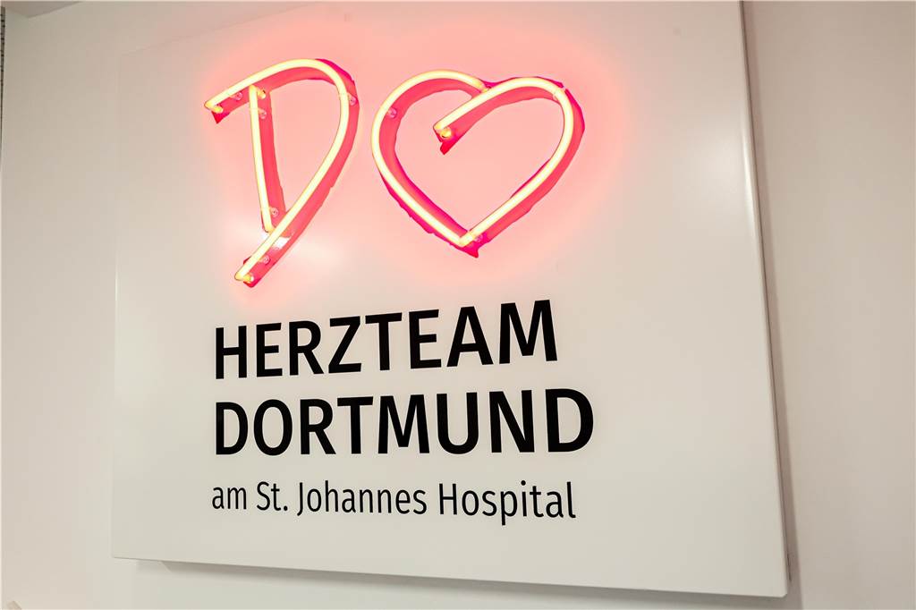 Die Gesamtkosten für den Neubau und die noch erfolgende Sanierung der bestehenden Kardiologie belaufen sich auf rund 20 Millionen Euro.