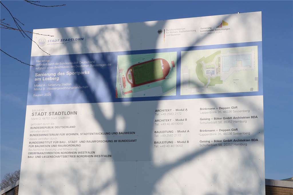 „Langer Atem“ zahlt sich aus: Spatenstich im Losbergstadion erfolgt das Schild zur Baumaßnahme am Losberg