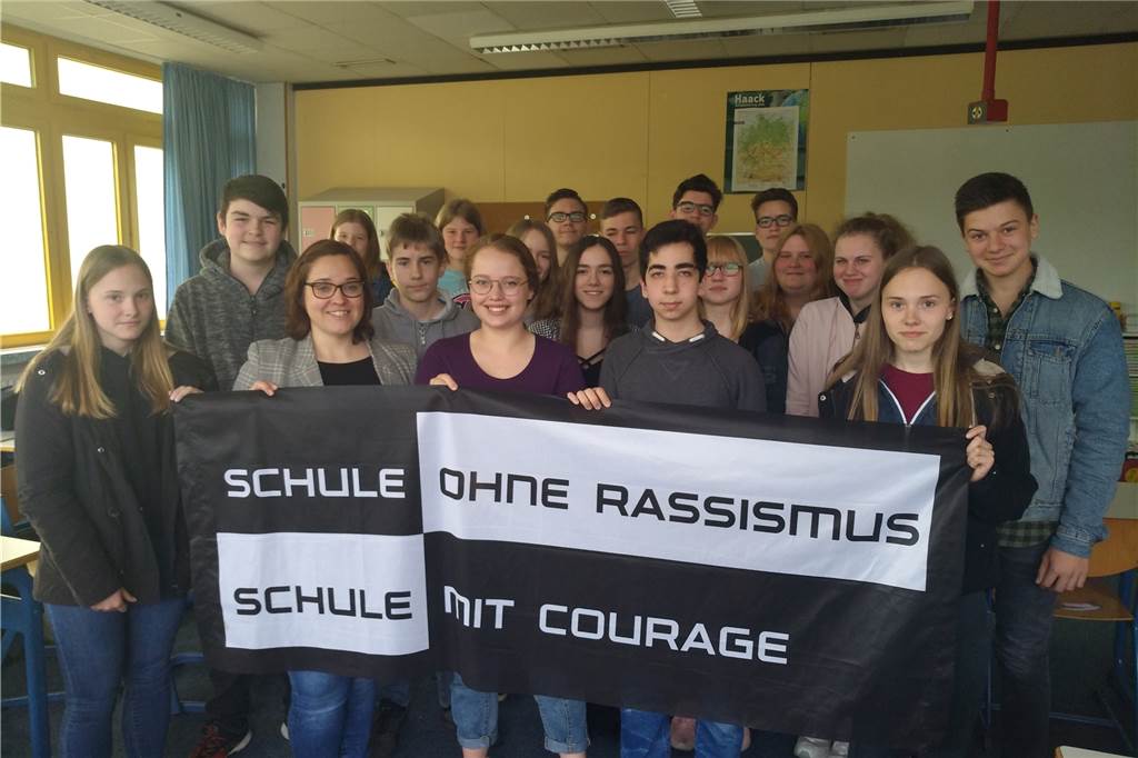 „Kleine Paschas“: De Vries und Lakrabi sehen Konflikte differenzierter Die Gesamtschule Fröndenberg darf seit dem 27. Januar 2020 das Siegel "Schule ohne Rassismus – Schule mit Courage" tragen.