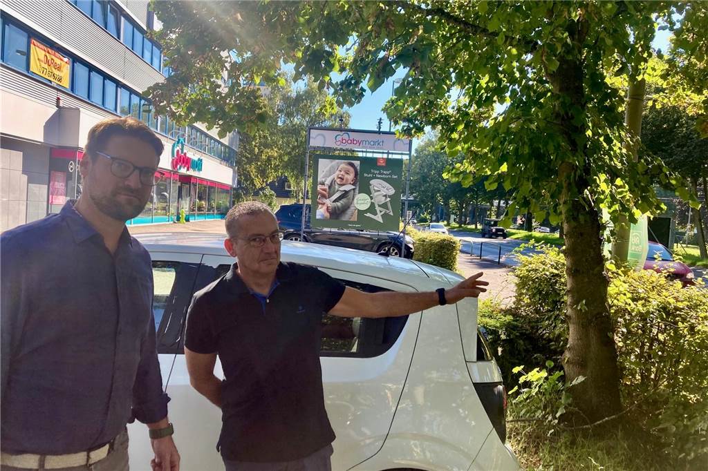 B1-Sperrung trotz BVB-Heimspiel und Händler-Ärger: Stadt hält an Plänen fest Die Geschäfte von Tobias Merz (Babymarkt) und Karim Cherifi (Weinmarkt Vino) weisen auf das Problem der Sperrung und der Nicht-Erreichbarkeit ihrer Parkplätze hin.