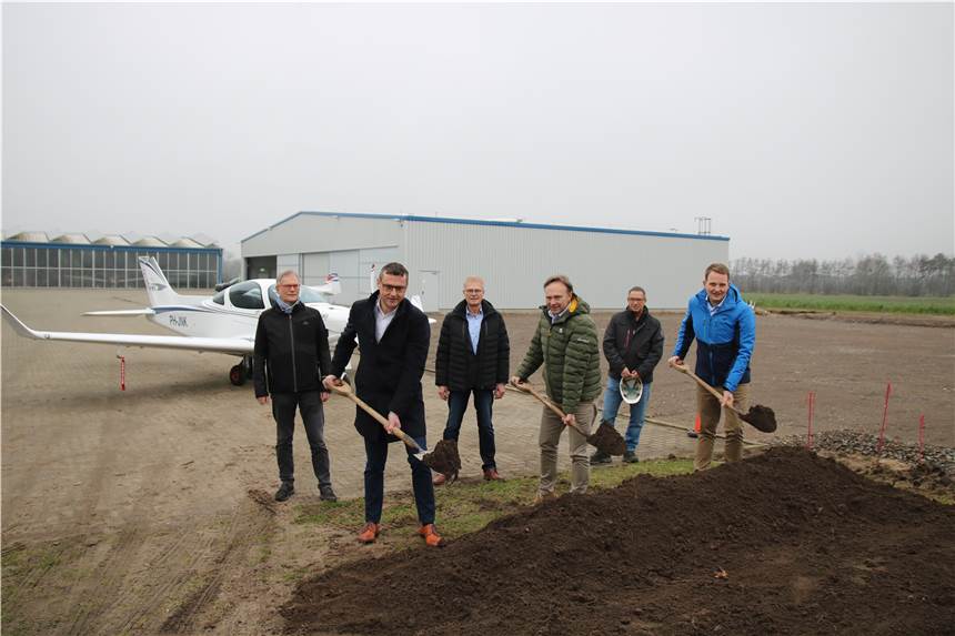 Erster Spatenstich am Flugplatz: Halle schafft Platz für zwölf Flugzeuge Die Geschäftsführer des Flugplatzes, Wilfried Kersting (l.) und Norbert Hetkamp(3.v.l.), begleiten gemeinsam mit Bauleiter Markus Schoofs (2.v.r.), den symbolischen ersten Spatenstich durch Berthold Dittmann (2.v.l.), Bürgermeister von Stadtlohn, Landrat Dr. Kai Zwicker (3.v.r.) und Dr. Tom Tenostendarp (r.), Bürgermeister von Vreden.