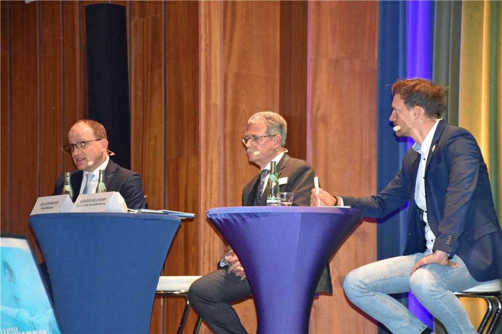 Krankenhaus-Schließungen: Pläne sind schon mindestens eineinhalb Jahre alt Die Geschäftsführer Holger Winter (l.) und Ludger Hellmann (M.) beantworten bei der Infoveranstaltung die Fragen der Vredener und des Moderators Lennart Thies (r.).