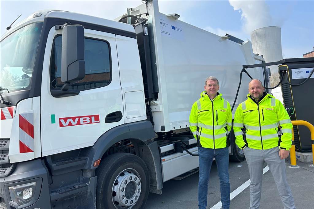 Mit E-Müllwagen leise unterwegs: WBL baut Elektro-Flotte aus Geschäftsführer Stefan Jonic (l.) und Florian Klein vor dem E-Müllfahrzeug