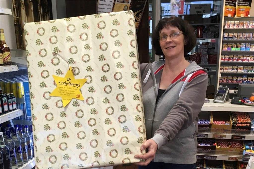 Heeker Sterntaler Aktion macht Bedürftige an Heiligabend glücklich Die Geschenke konnten in den beiden örtlichen Tankstellen abgegeben werden, von wo aus sie die Organisatoren in die Halle der Bürgerstiftung brachten.
