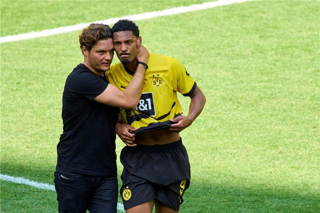 Die BVB-Gewinner der Saison 22/23: Ein Routinier, ein Neuzugang und ein Durchstarter Edin Terzic tröstet Sebastien Haller.