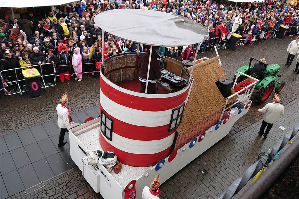 IWK-Präsident äußert sich zur Debatte um Kostüme und Umzugswagen Ein geschmückter Wagen fährt beim Rosenmontagsumzug durch Werne.