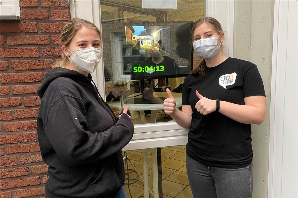 Voller Erfolg der „etwas anderen“ 100 Stunden Aktion in Grafenwald Die Geschwister Nina und Annika Hasebrink (v.l.) freuten sich, als am Mittwochvormittag um 10 Uhr die Halbzeit anbrach. Vor dem Eingang des Pfarrheims lief ununterbrochen ein Countdown.