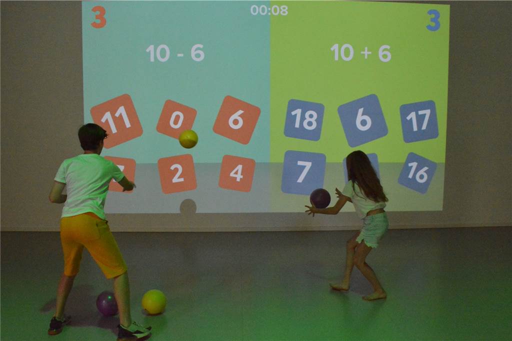Video-Test: Neue große Sportanlage bringt Trendsportart nach Dortmund Die Geschwister Richard und Elena Freundlieb zeigen ein Mathe-Lernspiel der neuen "Lü"-Anlage.