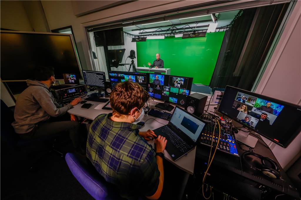 Schule und Corona: „Die Sehnsucht nach Präsenzunterricht ist riesig“ Die Gesprächspartner wurden ins Videostudio zugeschaltet.