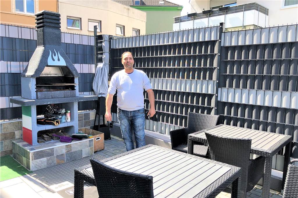 Spezialitäten aus Sizilien: Exklusiver Blick in Küche, Karte und Biergarten Die Gestaltung des neuen Biergartens liegt in den letzten Zügen.