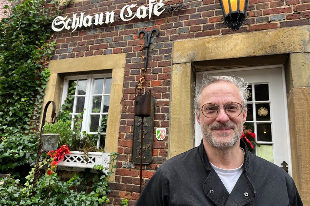 Schokolade in Deutschland immer teurer: Für Heinz Perrar (57) nicht nachvollziehbar Heinz Perrar steht vor dem Schlaun-Café in Nordkirchen.