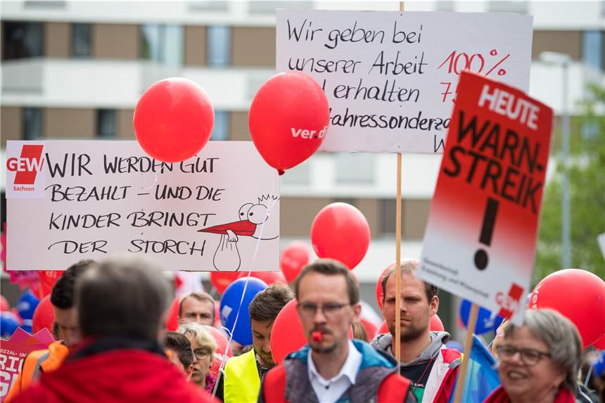 Warnstreiks im öffentlichen Dienst in Castrop-Rauxel geplant Die Gewerkschaften fordern für die bundesweit 2,3 Millionen Beschäftigten im öffentlichen Dienst der Kommunen und des Bundes 4,8 Prozent mehr Lohn und Gehalt.