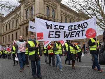 Die Gewerkschaften fordern für die Tarifangestellten der Länder 5,5 Prozent mehr Geld. Foto: Peter Steffen