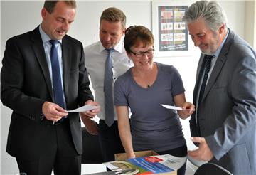 Die Gewinner der Gutscheine, die beim Saison-Start der Radroute Schermbeck.Rundum ausgelobt wurden, hat Tourismus-Managerin Birgit Lensing am Dienstag als "Glücksfee" gezogen. Unter den Augen von Jens Ostermann-Schelleckes (l.), Bürgermeister Mike Rexforth (2.v.l.) und Friedhelm Koch (r.).