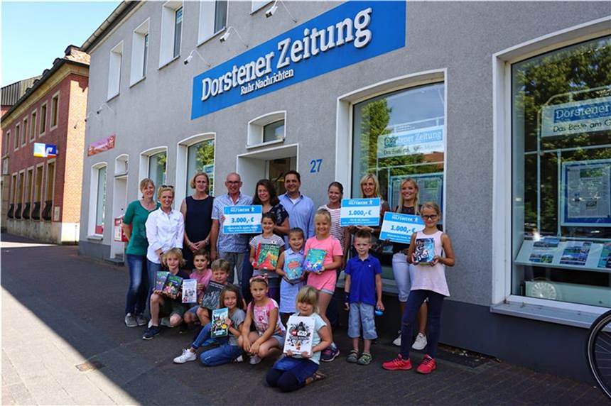 Lensing Media Hilfswerk unterstützt lokale Bildungsprojekte Die Gewinner der Lensing Media Hilfswerk-Ausschüttung 2019 nahmen ihre Schecks von Redaktionsleiter Stefan Diebäcker entgegen.